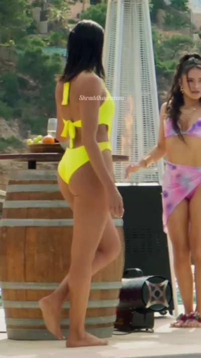 Deepika padukone gand devi ass showing in slow motion