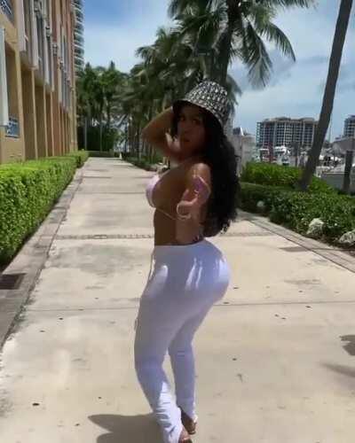 Love her walkaway videos