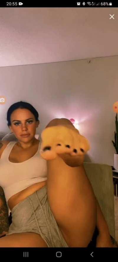 Nice feet check...😛