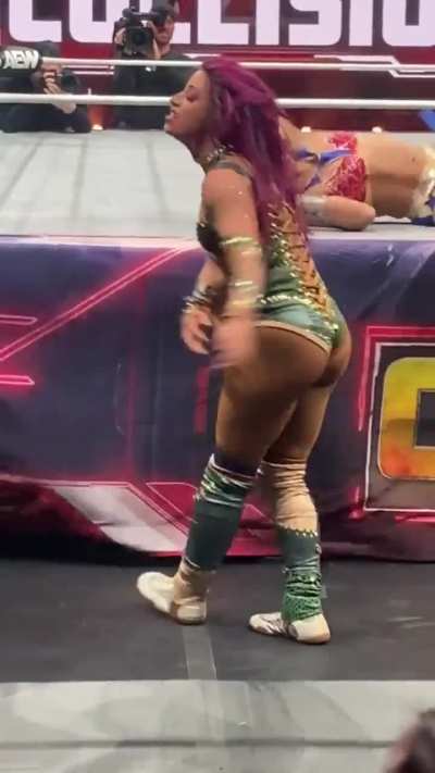 Ringside of Mercedes CMLL title defense for Collision airing on 11-01-25