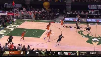 [Highlight] Giannis starts the game with an incredible block and the tough finish on the other end