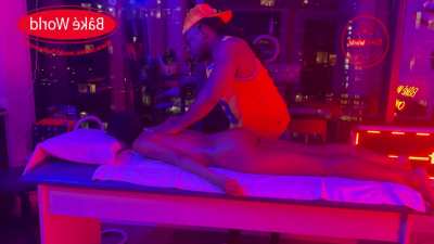 This massage got crazy she like 4 hands & 2 🍆