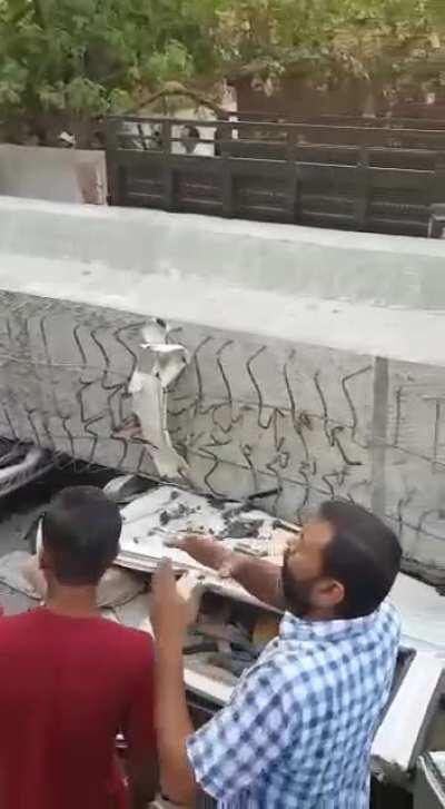 Metro bridge pillar falls in Varanasi, India(16/05/2016)