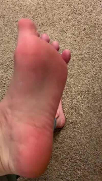 So close you can taste them 👅 Who needs lotion for a massage when you have all this natural lubricant? Comments and DMs welcome 🦶🏻💦