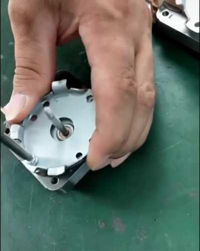 Auto feed screwdriver