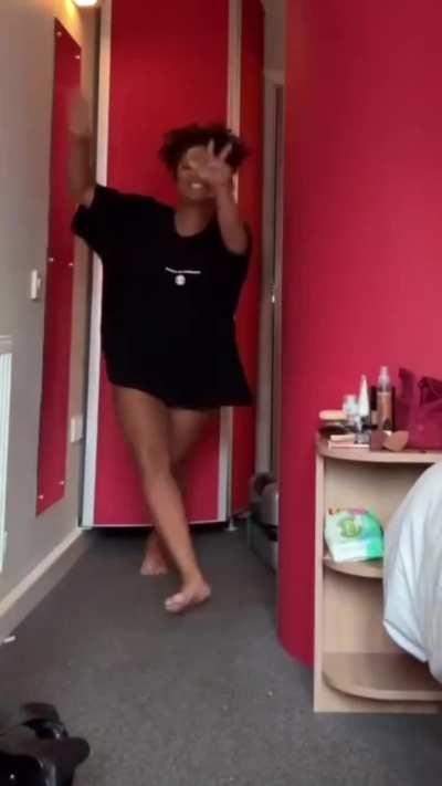 Ela se arrumando em Londres, toda Safada 