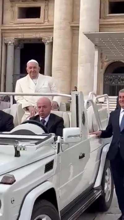 Simplesmente o Papa recebendo uma camisa do Flamengo. O Flacatolicismo existe.