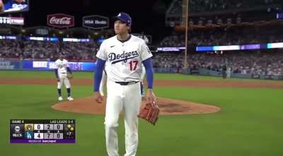 [Highlight] What a performance! Shohei Ohtani leaves to a standing ovation at Dodger Stadium 👏