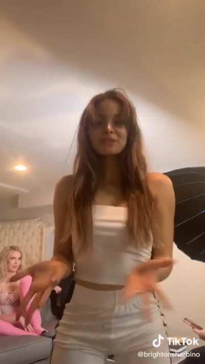 She be lookin cakey af 😋😋🍑🍑😍😍🔥🔥🔥