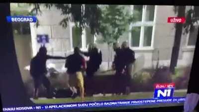 Agresivni momci sede na klupici