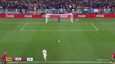 [VIDEO] Pepe diz mil vezes ao Patricio que o Benzema ia rematar para a esquerda, e depois manda vir com ele lol