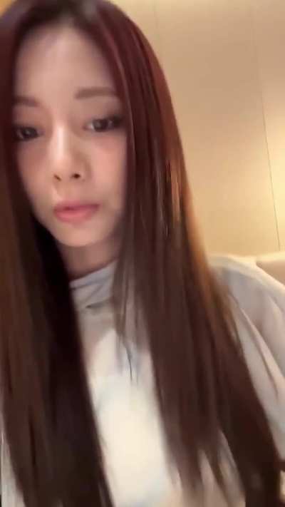 250826 - Tzuyu and her perfect long hair
