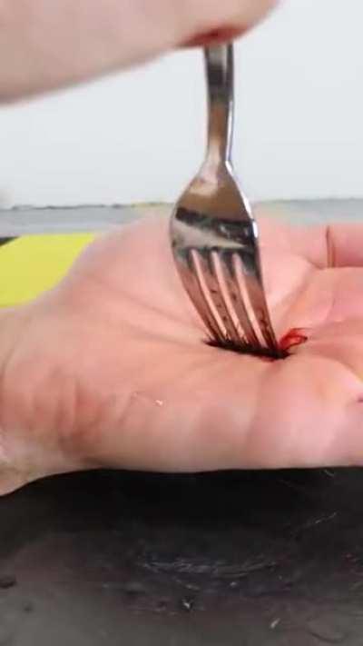 Faking a cut with a chemical reaction