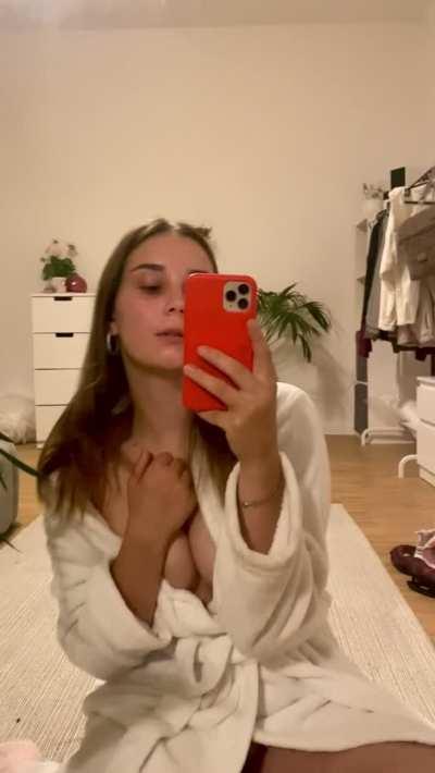 If even 4 guys see my 18 y/o tits, I’ll celebrate and fuck myself 💕