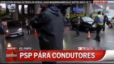 É preciso ter coragem para fugir num Fiat Uno.