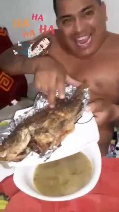 Una cuarta de un geme e mojarra😜🦍