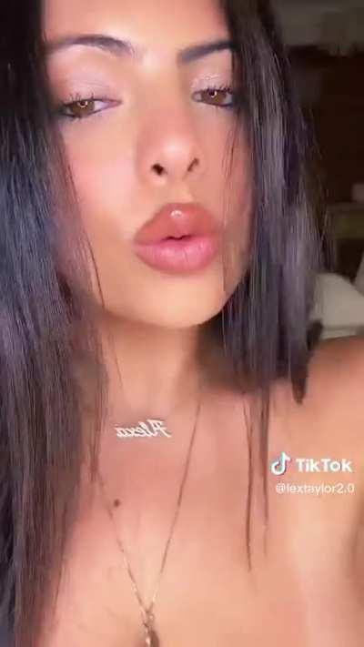 @lextaylor2.0 to be her necklace is a dream 😍