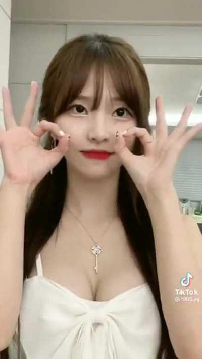 Looks like an IU wannabe, but superior in some aspects