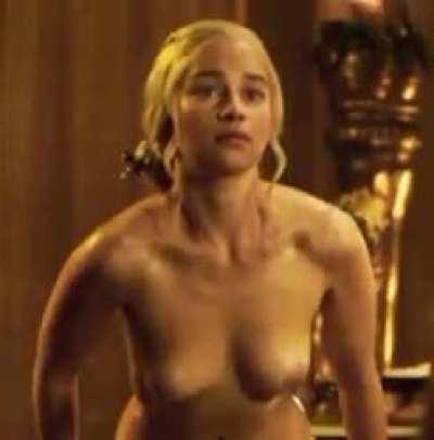 Emilia Clarke in game of thrones