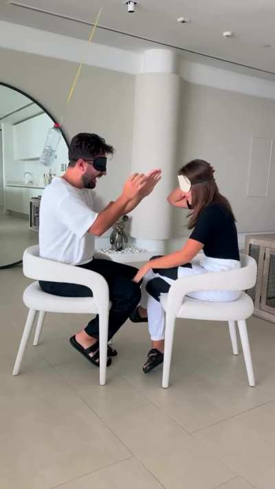 oq essa mulher fez pra garrafa?