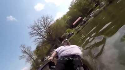 homo sapiens com alto IMC se refrescando