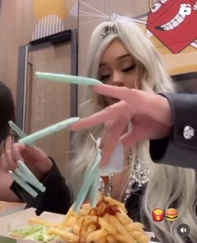 To eat with long nails 💅