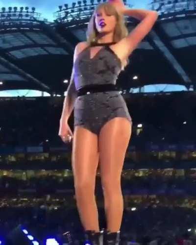 Makes my dick pump up and down miss Tay