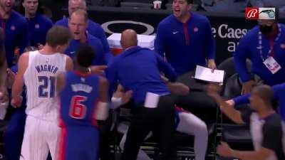 [Highlight] Tensions flair up in Detroit as Wagner shoves Hayes into the chairs and Hayes retaliates