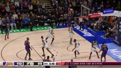 [Highlight] Anthony Davis continues his dominance as he hits the turnaround jumper to give him 36 points