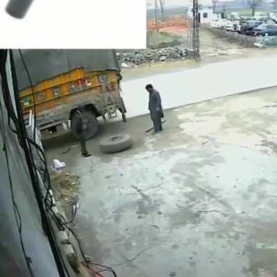 Changing the tire of a full loaded truck