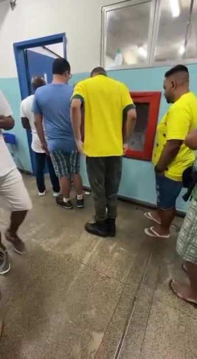 Cheio de camisas amarelas nas filas para votar