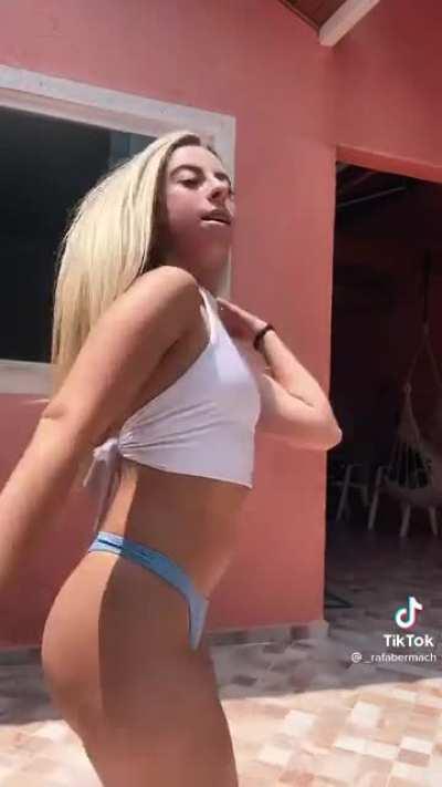 White gurl with some cake