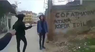 ÇÖP ATMAYIN ATANA KÜFÜR EDILIR