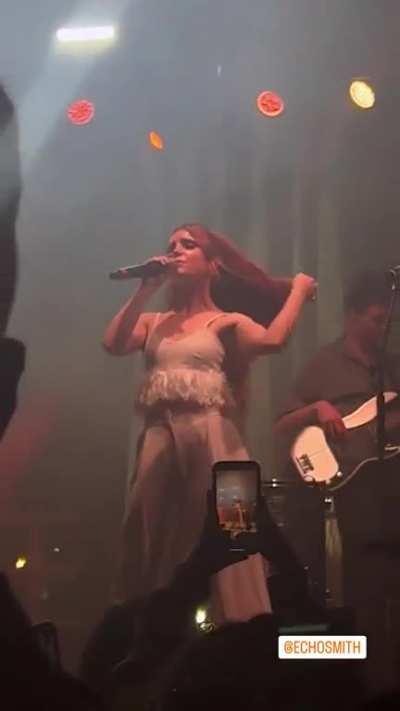 Clip of Sydney performing 'Cool Kids' at University of Tampa (April 2023)