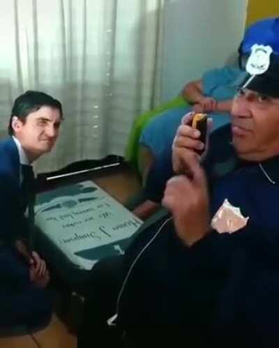 Que dedicación, hasta se pinto el pelo de azul.