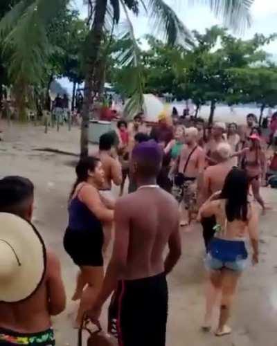 Quick scuffle at the beach 