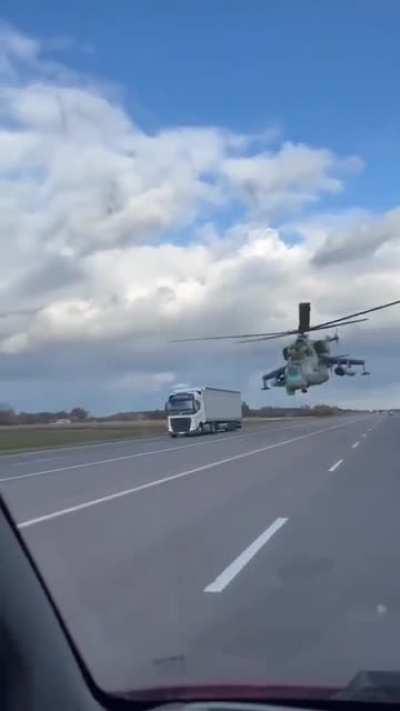 Ukrainian Mi-24 flies just above the traffic