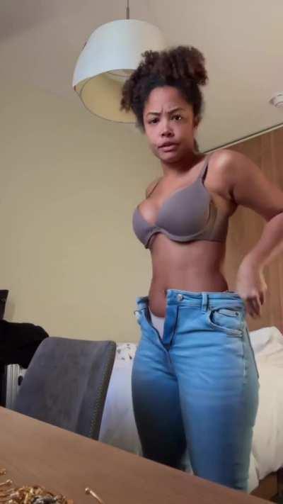 Tá no intercâmbio mas tá gostosa do mesmo jeito