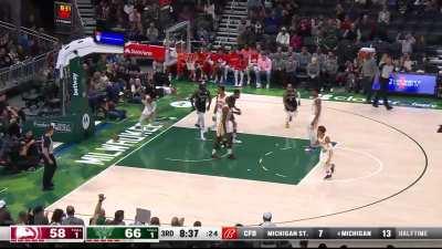 [Highlight] Giannis decides he wants to score and extends for a dunk