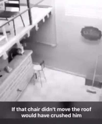 Ainda bem que a cadeira se moveu