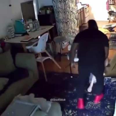 Former nfl rb Zac Stacey abusing his ex girlfriend in front of child