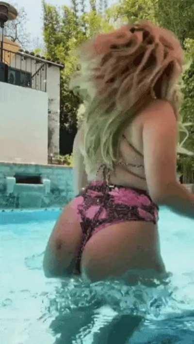 She's super sexy 🔥🥵 would love to have a long-term bud for her haha