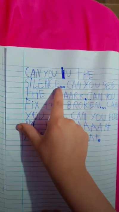 O garoto está num edit