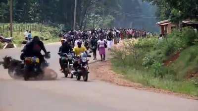 150cc bike speeds into oncoming traffic