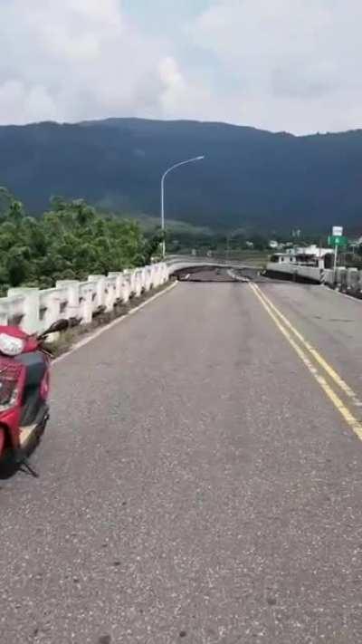 M7.2 earthquake strikes Eastern Taiwan, bridge collapsed - September 18, 2022