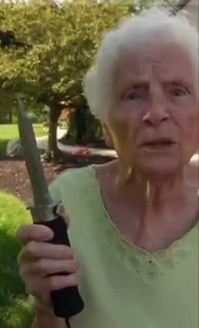 The Wasp, a knife that fills your target with a burst of co2