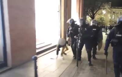 KiNd PoLiCe OfFiCeR hElPs ByStAnDeR