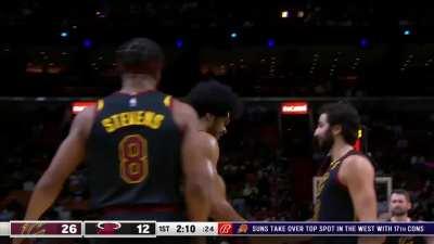 [Highlight] Jarrett Allen throws down the one-hand and-1 poster!