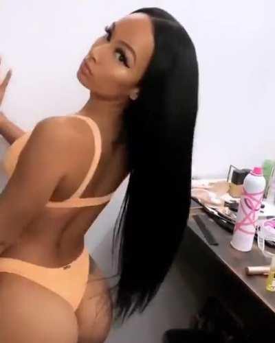 Tossin it to us.🍑👈🏾👀