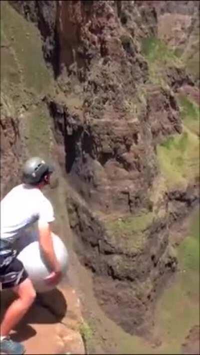 Efeito de Magnus, já ouviram falar? Um objeto girando é jogado e ele se move pra frentsb